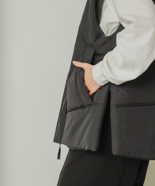 SENSE OF PLACE by URBAN RESEARCH（センスオブプレイスバイアーバンリサーチ）の「スタンドカラーパフベスト（ダウンベスト・レディース・アイボリー/ブラック・ONE）」の4枚目の写真