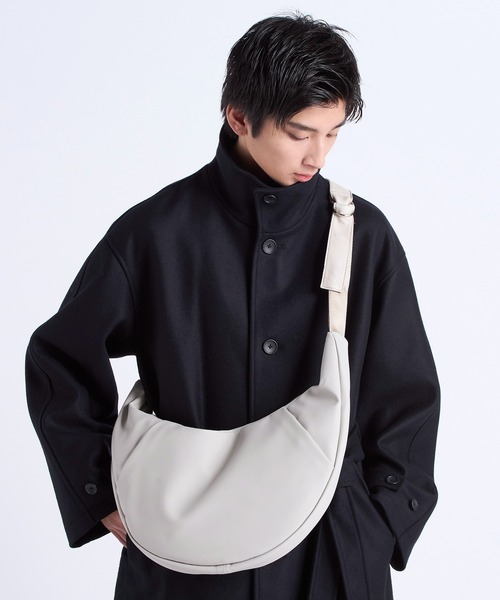 STUDIOUS(ステュディオス)の「【PUBLIC TOKYO/パブリックトウキョウ】yorozuポリカーボネート三日月バッグ(ショルダーバッグ・メンズ・ブラック/ベージュ・FREE)」の11枚目の写真