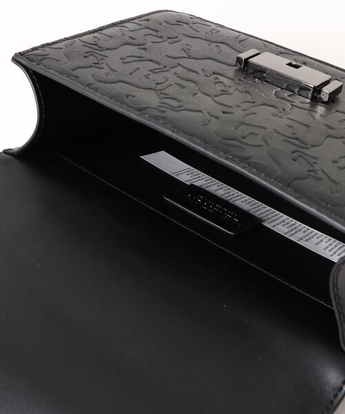 BENETTON (UNITED COLORS OF BENETTON)（ベネトンユナイテッドカラーズオブベネトン）の「メタルロゴ馬エンボスフェイクレザーショルダーバッグ（ショルダーバッグ・レディース・ブラック・FREE）」の4枚目の写真