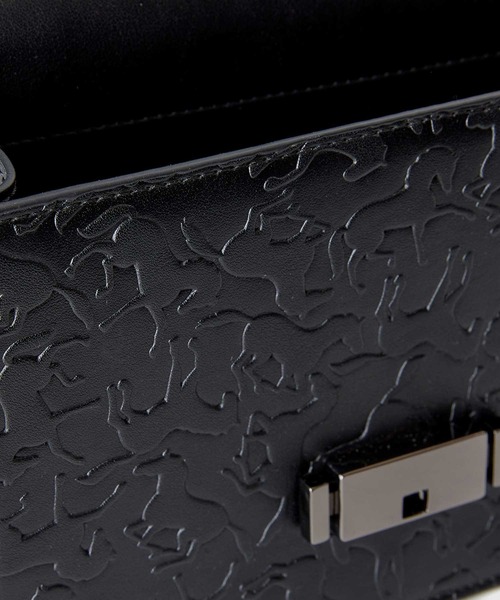 BENETTON (UNITED COLORS OF BENETTON)（ベネトンユナイテッドカラーズオブベネトン）の「メタルロゴ馬エンボスフェイクレザーショルダーバッグ（ショルダーバッグ・レディース・ブラック・FREE）」の7枚目の写真