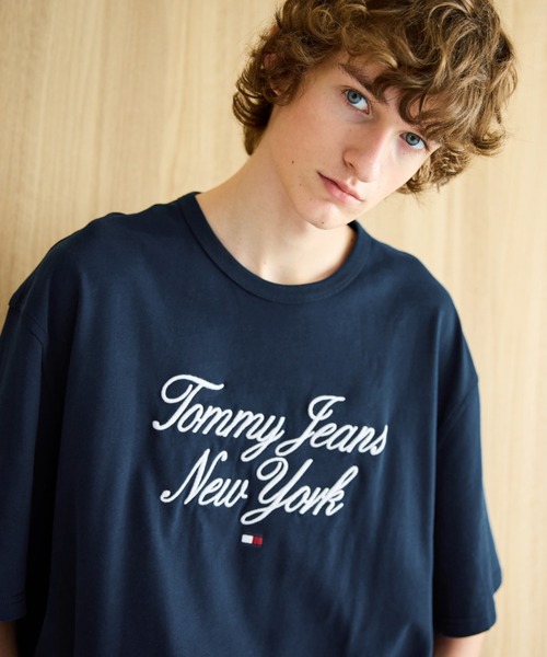 tommy jeans(トミー ジーンズ)の「【NET ViVi掲載】オーバーサイズラグジュアリーセリフTシャツ(Tシャツ/カットソー・メンズ・ホワイト/ベージュ/ネイビー・LARGE/MEDIUM/SMALL/X-LARGE/X-SMALL)」の3枚目の写真