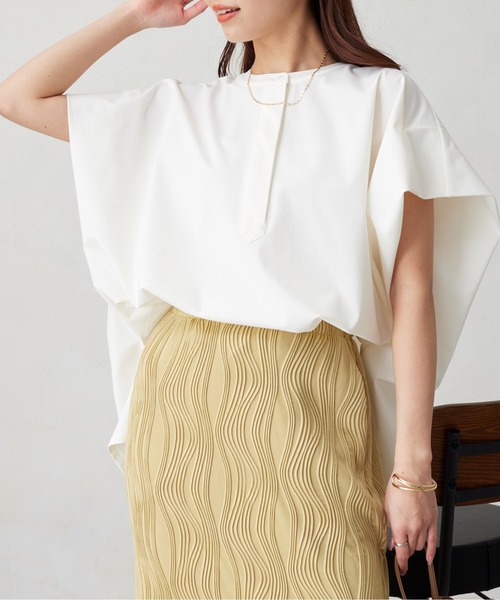Chez toi(シェトワ)の「360度ストレッチショルダータックプルオーバー(シャツ/ブラウス・レディース・オフホワイト/ブラック/カーキ・FREE)」の2枚目の写真