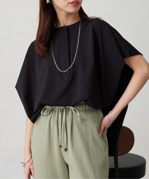 Chez toi(シェトワ)の「360度ストレッチショルダータックプルオーバー(シャツ/ブラウス・レディース・オフホワイト/ブラック/カーキ・FREE)」の3枚目の写真