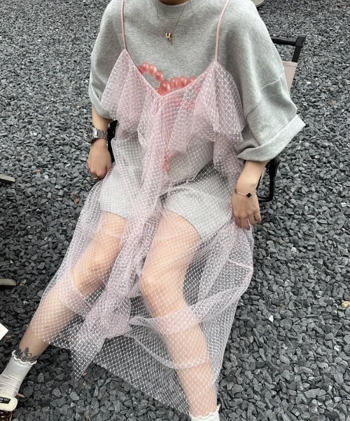 Sibra(シブラ)の「ロング丈チュールフリルキャミワンピース(ワンピース・レディース・ブラック/ピンク・M)」の2枚目の写真