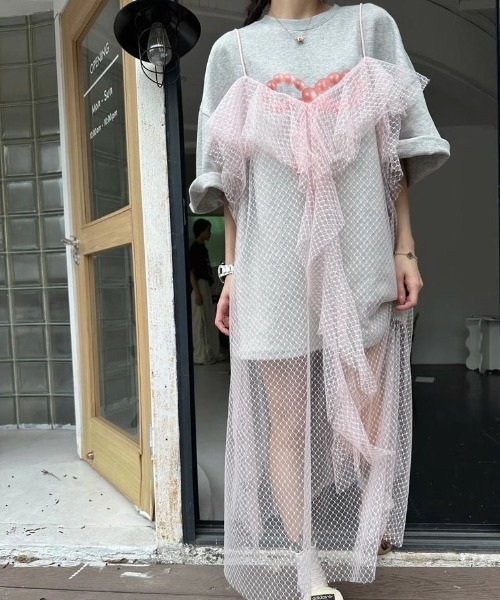Sibra(シブラ)の「ロング丈チュールフリルキャミワンピース(ワンピース・レディース・ブラック/ピンク・M)」の6枚目の写真