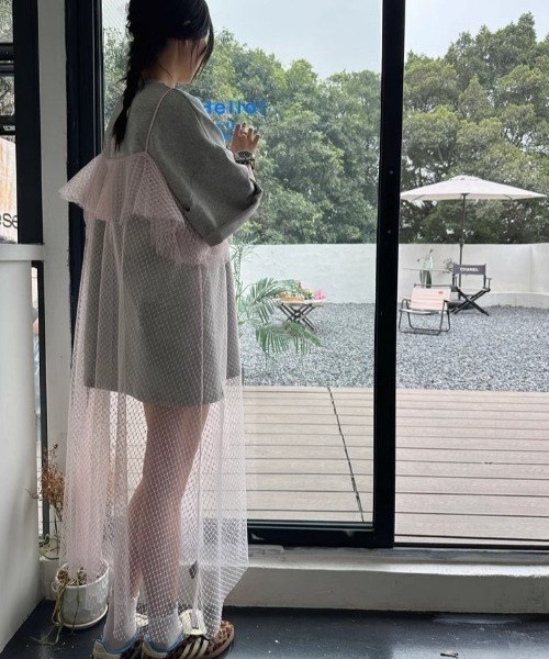 Sibra(シブラ)の「ロング丈チュールフリルキャミワンピース(ワンピース・レディース・ブラック/ピンク・M)」の10枚目の写真