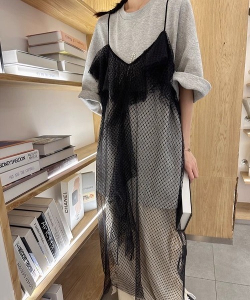Sibra(シブラ)の「ロング丈チュールフリルキャミワンピース(ワンピース・レディース・ブラック/ピンク・M)」の12枚目の写真