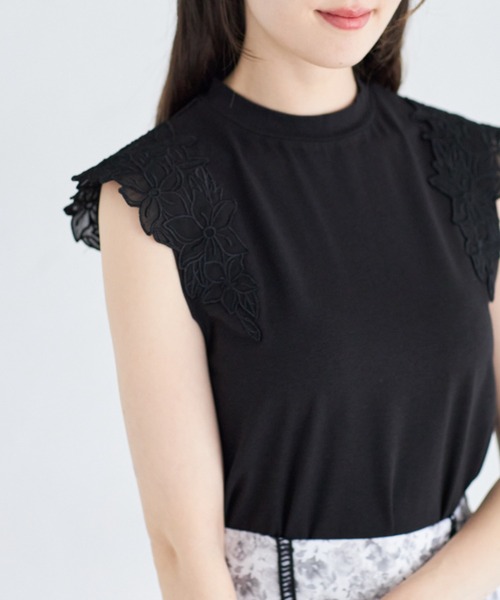 tocco closet（トッコ　クローゼット）の「フラワーレース刺繍付きプルオーバー（Tシャツ/カットソー・レディース・オフホワイト/ブラック・M）」の2枚目の写真