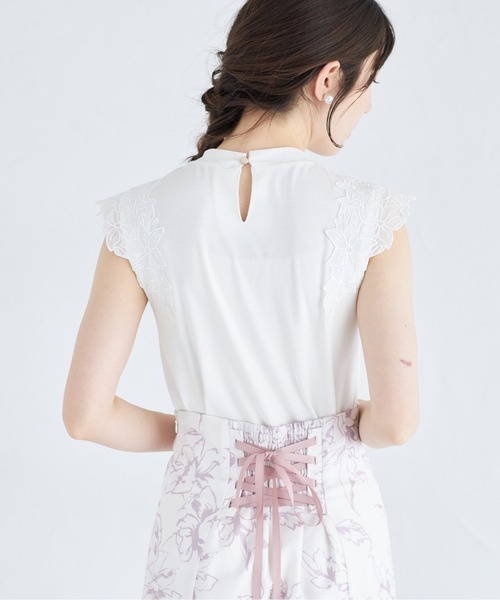 tocco closet（トッコ　クローゼット）の「フラワーレース刺繍付きプルオーバー（Tシャツ/カットソー・レディース・オフホワイト/ブラック・M）」の5枚目の写真