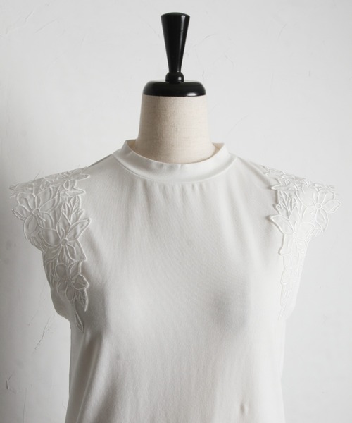 tocco closet（トッコ　クローゼット）の「フラワーレース刺繍付きプルオーバー（Tシャツ/カットソー・レディース・オフホワイト/ブラック・M）」の17枚目の写真