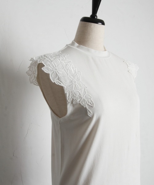 tocco closet（トッコ　クローゼット）の「フラワーレース刺繍付きプルオーバー（Tシャツ/カットソー・レディース・オフホワイト/ブラック・M）」の18枚目の写真