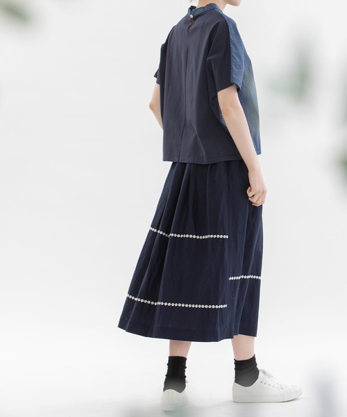 nop de nod(ノップドゥノッド)の「ボトルネック布帛Tトップス(Tシャツ/カットソー・レディース・ブラック/ネイビー/オフホワイト/スミクロ・3)」の6枚目の写真