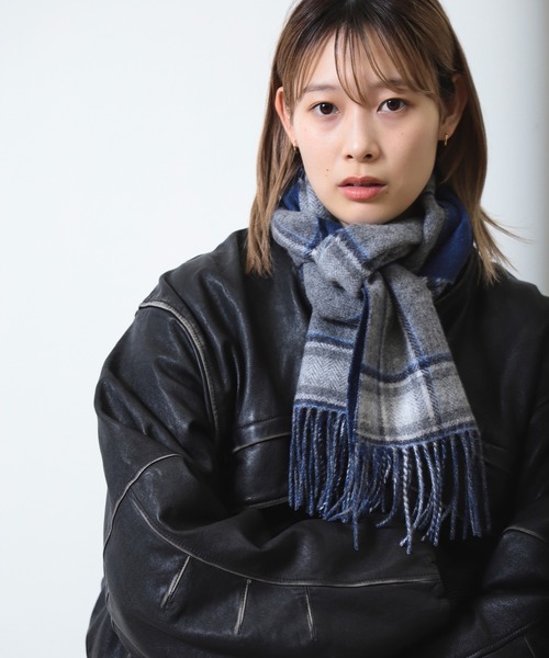 BEAMS(ビームス)の「グラデーション チェック マフラー(マフラー・メンズ・ブラック/ブルー/グレー/ネイビー・ONE SIZE)」の3枚目の写真