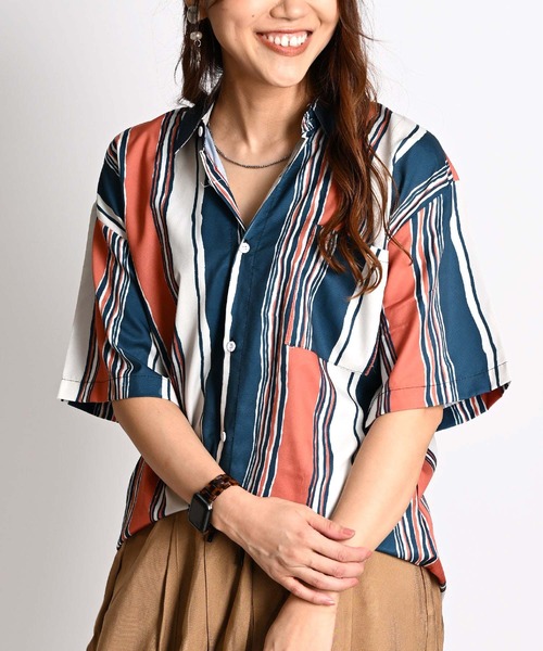 MARAI(マーライ)の「ランダムストライプ柄 半袖シャツ オーバーサイズシャツ(シャツ/ブラウス・レディース・オレンジ/ピンク/ブルー・MEDIUM/X-LARGE)」の3枚目の写真