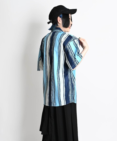 MARAI(マーライ)の「ランダムストライプ柄 半袖シャツ オーバーサイズシャツ(シャツ/ブラウス・レディース・オレンジ/ピンク/ブルー・MEDIUM/X-LARGE)」の7枚目の写真