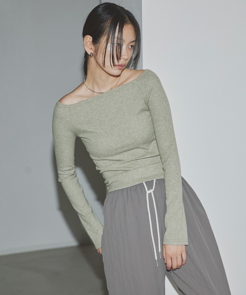 hellam（へラム）の「ラメ入りオフショルリブトップス（Tシャツ/カットソー・レディース・アイボリー/ブラック/杢グレー/ブルー/カーキ・FREE）」の4枚目の写真