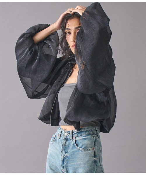 Settimissimo（セッティミッシモ）の「シアーシャイニーボリュームスリーブボレロ（ノーカラージャケット・レディース・シルバー/ブラック・FREE）」の4枚目の写真