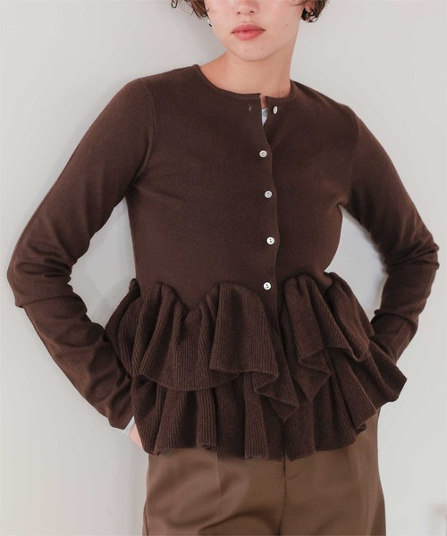 titivate（ティティベイト）の「フリルヘムニットカーディガン【カーディガン/ボレロランキング1位獲得実績あり】（カーディガン/ボレロ・レディース・グレー/ネイビー/イエロー/チャコール/アイボリー/ブラック/ライトピンク/レッド/ブラウン・S/M/L/XL）」の5枚目の写真