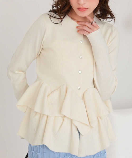 titivate（ティティベイト）の「フリルヘムニットカーディガン【カーディガン/ボレロランキング1位獲得実績あり】（カーディガン/ボレロ・レディース・グレー/ネイビー/イエロー/チャコール/アイボリー/ブラック/ライトピンク/レッド/ブラウン・S/M/L/XL）」の2枚目の写真