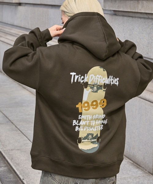 MONO-MART(モノマート)の「スプレーグラフィックバックプリントオーバーサイズパーカー(パーカー・レディース・グレー系/グレー/ブラック系/スミクロ/ダークブラウン・L/M)」の5枚目の写真