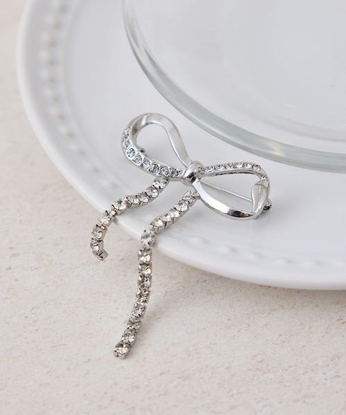 ROPE' PICNIC(ロペピクニック)の「ビジューリボンブローチ(ブローチ/コサージュ・レディース・シルバー/ゴールド・FREE)」の1枚目の写真