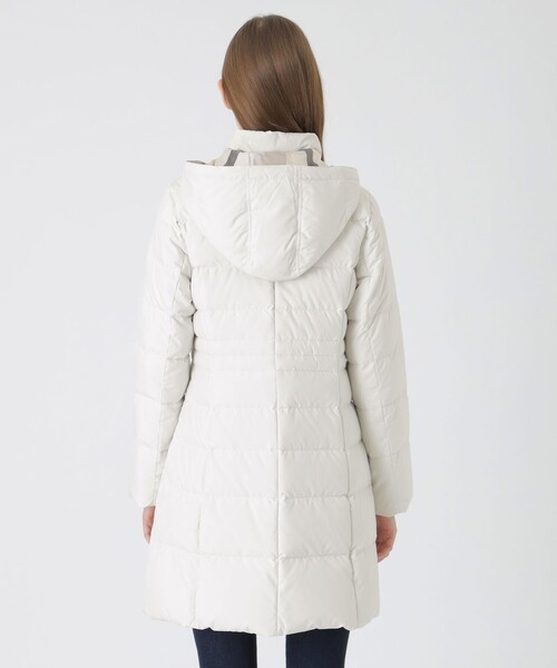 BLUE LABEL CRESTBRIDGE（ブルーレーベルクレストブリッジ）の「【一部店舗限定】ハイマルチピーチタフタロングダウンコート（ダウンジャケット/コート・レディース・ホワイト系その他/ダークネイビー/ブラック・36/38/40）」の6枚目の写真