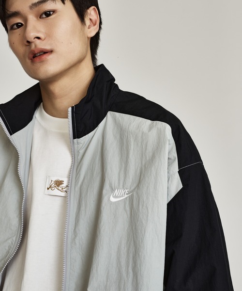 NIKE（ナイキ）の「《セットアップ対応商品》ナイキ クラブ メンズ オーバーサイズド ウーブン トラックジャケット / Nike Club Men's Oversized Woven Track Jacket HQ6110-077 Light Smoke Grey（ナイロンジャケット・メンズ・スモークグレー・2XL/L/M/S/XL）」の12枚目の写真