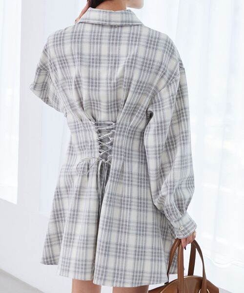 MAJESTIC LEGON（マジェスティックレゴン）の「バックレースアップミニシャツワンピ（シャツワンピース・レディース・ブラック系その他/ホワイト系その他2/ベージュ系その他2/アイボリー/ブルー系その他2・MEDIUM）」の6枚目の写真