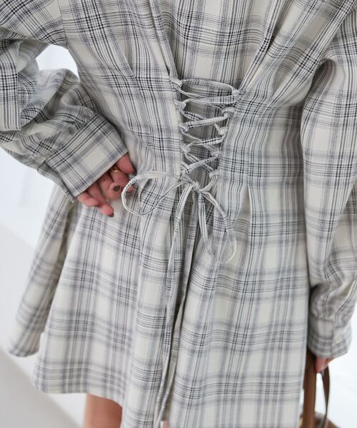 MAJESTIC LEGON（マジェスティックレゴン）の「バックレースアップミニシャツワンピ（シャツワンピース・レディース・ブラック系その他/ホワイト系その他2/ベージュ系その他2/アイボリー/ブルー系その他2・MEDIUM）」の7枚目の写真