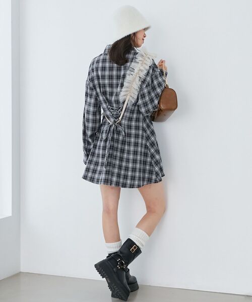 MAJESTIC LEGON（マジェスティックレゴン）の「バックレースアップミニシャツワンピ（シャツワンピース・レディース・ブラック系その他/ホワイト系その他2/ベージュ系その他2/アイボリー/ブルー系その他2・MEDIUM）」の11枚目の写真