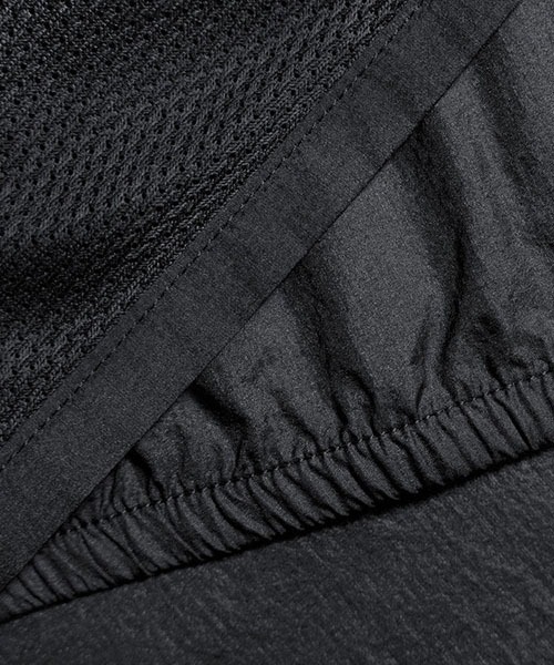 Mammut(マムート)の「コンベイ ウィンドブレーカー フーデッド ジャケット アジアンフィット ウィメン / Convey WB Hooded Jacket AF Women(ナイロンジャケット・レディース・ブラック/ネイビー・MEDIUM/SMALL/LARGE)」の6枚目の写真