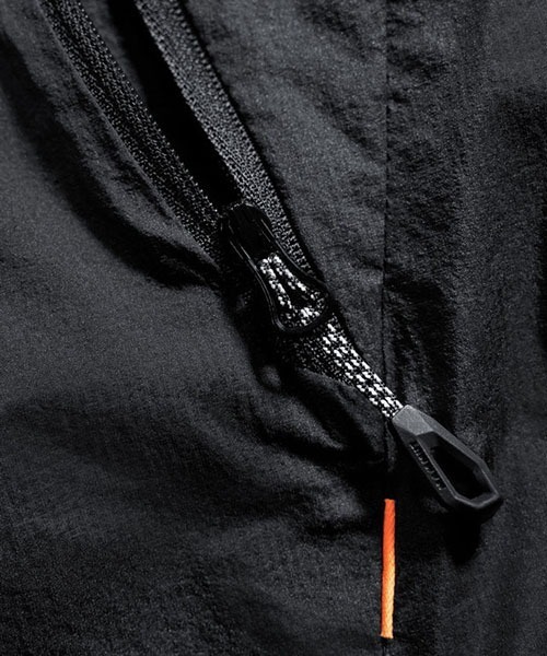 Mammut(マムート)の「コンベイ ウィンドブレーカー フーデッド ジャケット アジアンフィット ウィメン / Convey WB Hooded Jacket AF Women(ナイロンジャケット・レディース・ブラック/ネイビー・MEDIUM/SMALL/LARGE)」の7枚目の写真