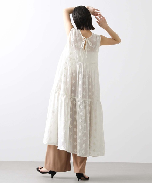 Torrazzo Donna（トラッゾドンナ）の「花ジャガードティアード２ｗａｙワンピ（ワンピース・レディース・オフホワイト/ネイビー・FREE）」の19枚目の写真