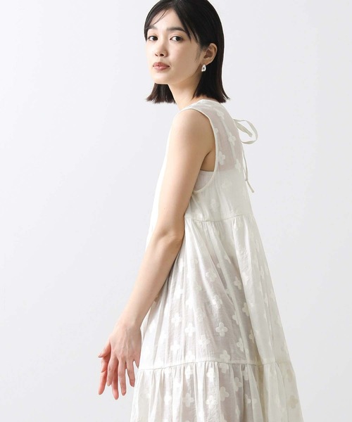 Torrazzo Donna（トラッゾドンナ）の「花ジャガードティアード２ｗａｙワンピ（ワンピース・レディース・オフホワイト/ネイビー・FREE）」の16枚目の写真