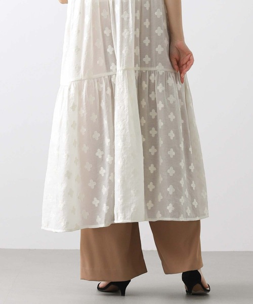 Torrazzo Donna（トラッゾドンナ）の「花ジャガードティアード２ｗａｙワンピ（ワンピース・レディース・オフホワイト/ネイビー・FREE）」の12枚目の写真