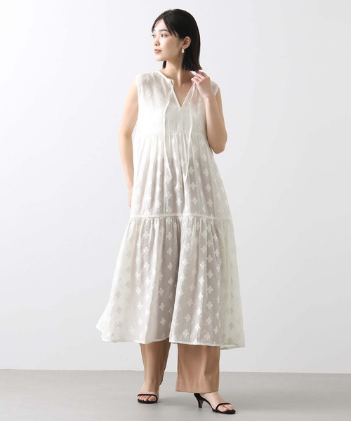 Torrazzo Donna（トラッゾドンナ）の「花ジャガードティアード２ｗａｙワンピ（ワンピース・レディース・オフホワイト/ネイビー・FREE）」の11枚目の写真