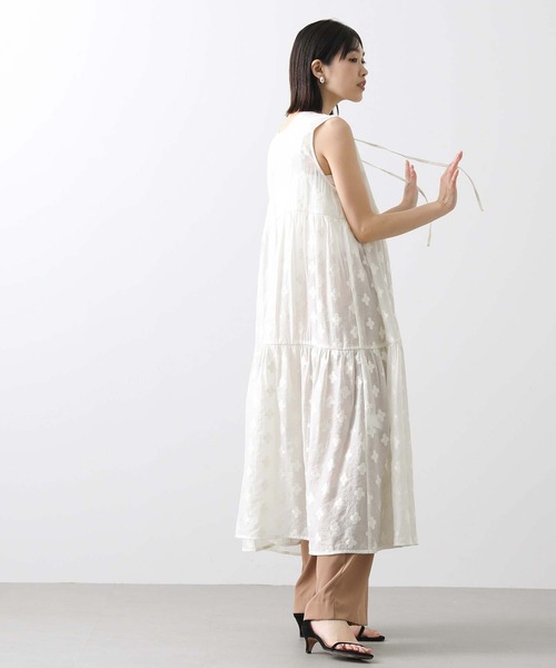 Torrazzo Donna（トラッゾドンナ）の「花ジャガードティアード２ｗａｙワンピ（ワンピース・レディース・オフホワイト/ネイビー・FREE）」の10枚目の写真