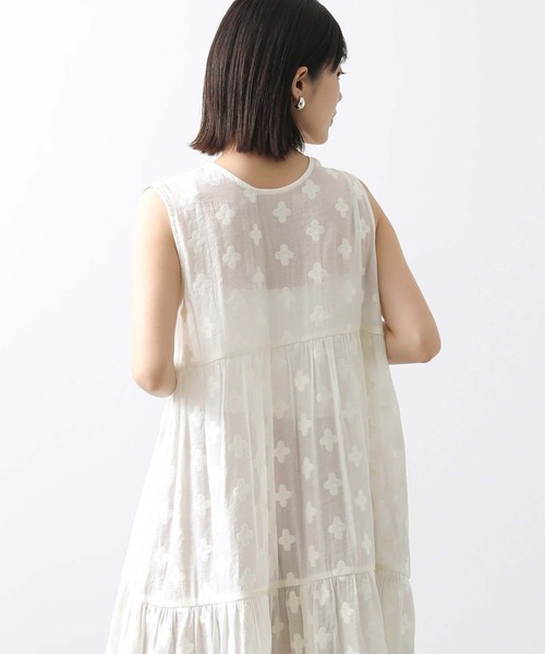 Torrazzo Donna（トラッゾドンナ）の「花ジャガードティアード２ｗａｙワンピ（ワンピース・レディース・オフホワイト/ネイビー・FREE）」の7枚目の写真