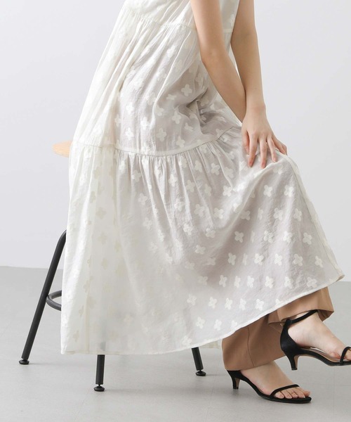 Torrazzo Donna（トラッゾドンナ）の「花ジャガードティアード２ｗａｙワンピ（ワンピース・レディース・オフホワイト/ネイビー・FREE）」の5枚目の写真