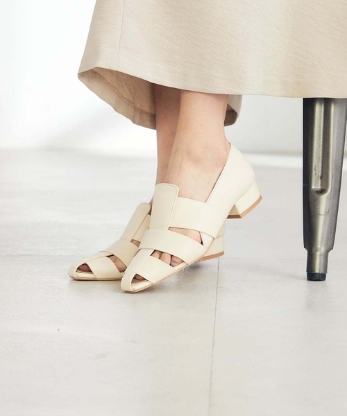 a.v.v（アーヴェヴェ）の「グルカパンプス（パンプス・レディース・ブラック/アイボリー・24.5/23.5/22.5）」の2枚目の写真