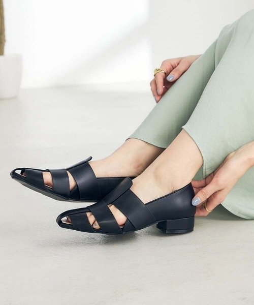 a.v.v（アーヴェヴェ）の「グルカパンプス（パンプス・レディース・ブラック/アイボリー・24.5/23.5/22.5）」の7枚目の写真