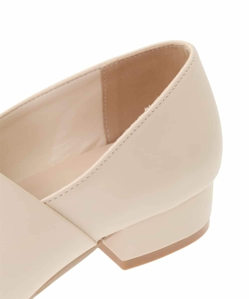 a.v.v（アーヴェヴェ）の「グルカパンプス（パンプス・レディース・ブラック/アイボリー・24.5/23.5/22.5）」の16枚目の写真