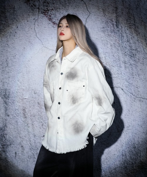 EFFECTION(エフェクション)の「EFFECTION // spray painting letter print fringe denim shirt〈スプレー加工 レタープリント フリンジ デニム シャツ〉(シャツ/ブラウス・メンズ・ホワイト系その他/ブラック系その他・MEDIUM/LARGE/X-LARGE)」の6枚目の写真