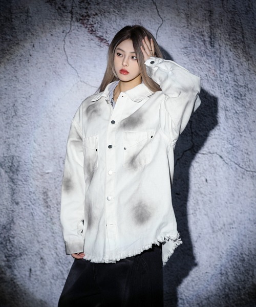 EFFECTION(エフェクション)の「EFFECTION // spray painting letter print fringe denim shirt〈スプレー加工 レタープリント フリンジ デニム シャツ〉(シャツ/ブラウス・メンズ・ホワイト系その他/ブラック系その他・MEDIUM/LARGE/X-LARGE)」の8枚目の写真