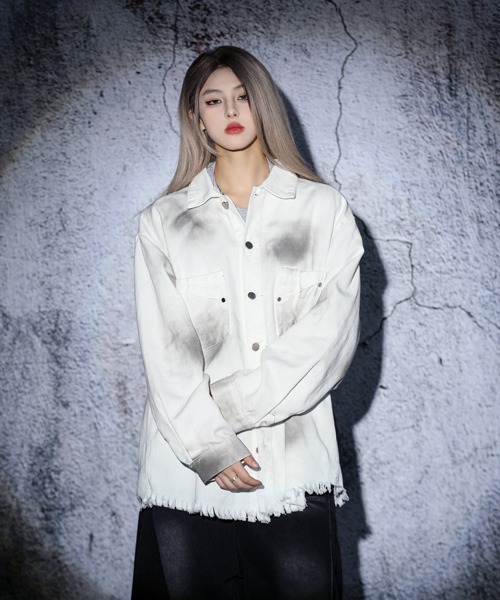 EFFECTION(エフェクション)の「EFFECTION // spray painting letter print fringe denim shirt〈スプレー加工 レタープリント フリンジ デニム シャツ〉(シャツ/ブラウス・メンズ・ホワイト系その他/ブラック系その他・MEDIUM/LARGE/X-LARGE)」の3枚目の写真