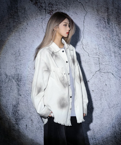 EFFECTION(エフェクション)の「EFFECTION // spray painting letter print fringe denim shirt〈スプレー加工 レタープリント フリンジ デニム シャツ〉(シャツ/ブラウス・メンズ・ホワイト系その他/ブラック系その他・MEDIUM/LARGE/X-LARGE)」の11枚目の写真