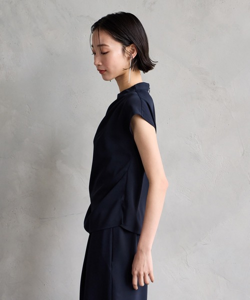 AIMER（エメ）の「ダブルクロスドレープフレンチスリーブブラウス（シャツ/ブラウス・レディース・ベージュ/ネイビー・MEDIUM）」の7枚目の写真