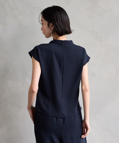 AIMER（エメ）の「ダブルクロスドレープフレンチスリーブブラウス（シャツ/ブラウス・レディース・ベージュ/ネイビー・MEDIUM）」の8枚目の写真