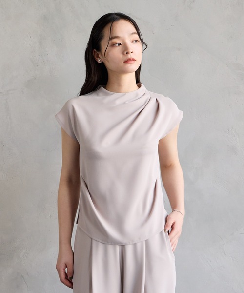 AIMER（エメ）の「ダブルクロスドレープフレンチスリーブブラウス（シャツ/ブラウス・レディース・ベージュ/ネイビー・MEDIUM）」の3枚目の写真