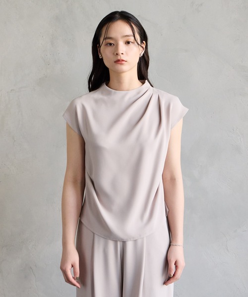 AIMER（エメ）の「ダブルクロスドレープフレンチスリーブブラウス（シャツ/ブラウス・レディース・ベージュ/ネイビー・MEDIUM）」の11枚目の写真